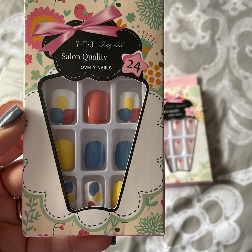 false nails - Picture 3 of 4